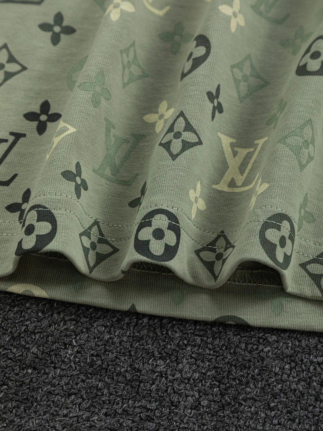 🅿️200 Louis Vuitton 1V LV lv slightly wide version S-XL LV 26ss new products are available at the counter simultaneously. Multiple craftsmanship. Chest patch letters 🪡 embroidery. Back patch letters four-leaf clover 🍀🪡 embroidery. Round neck short-sleeved T-shirt, same style for men and women! Consigned to one-to-one creation. Synchronized with the official website, pure cotton fabrics at the counter! It is close to the skin and comfortable, durable and easy to wear. It has a classic and simple logo design and meticulous original craftsmanship. Short-sleeves, a must-have item for men, do not appear to be the same for the general public, but must be unique and eye-catching. This LV short-sleeve is all about quality, comfort, the same shape and fashion as always, including fabrics and cutting techniques. All of them have been made with great effort! 320 grams of washed pure cotton fabric, pure cotton is breathable, very refreshing and comfortable for daily wear. The rib knitting on the neckline is smooth and tight, and the neckline will not be skewed if you toss it at will. The loose version, you will find that it looks really good on the upper body. The overall is minimalist and neat, super versatile for daily use! Pair it casually with a pair of pants for a youthful look. A T-shirt will make your outfit crazy. It is a fashionable item that can never go wrong! Color: Green Blue Purple Size: S-XL Size chart: S: Shoulder width 50-Bust 56-Length 70 M: Shoulder width 52-Bust 57-Length 72 L: Shoulder width 54-Bust 59-Length 74 XL: Shoulder width 56-Bust 62-Length 76